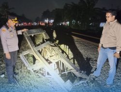Pengakuan Pengemudi dan Kerugian akibat Forklift Tertabrak Kereta Api di Cikarang      