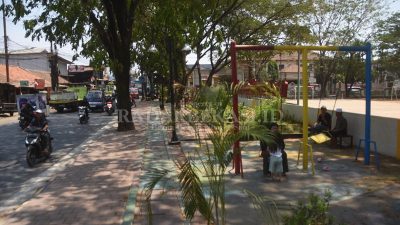 Taman Pinggir Jalan Bikin Waswas