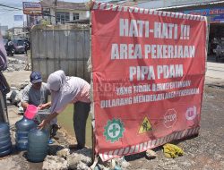 Warga Berbondong-bondong Ambil Air dari Kubangan