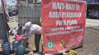 Warga Berbondong-bondong Ambil Air dari Kubangan