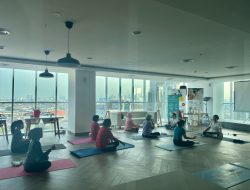 Popok Dewasa Parenty Beri Kelembutan bagi Lansia di Tahun Emasnya melalui Yoga
