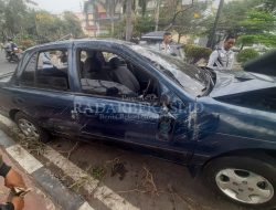 Hindari Motor, Sedan Tubruk PJU
