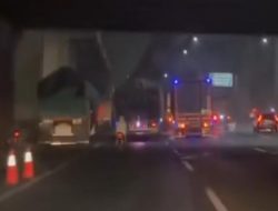 Pengendara Motor Tanpa Helm Melintasi Tol Jakarta Cikampek   
