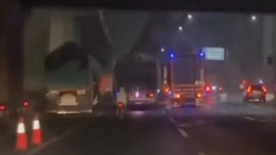 Pengendara Motor Tanpa Helm Melintasi Tol Jakarta Cikampek   