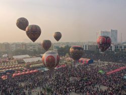 Warga Bekasi Antusias Saksikan Festival Balon Udara Wonosobo di Area Pasar Senggol SMB