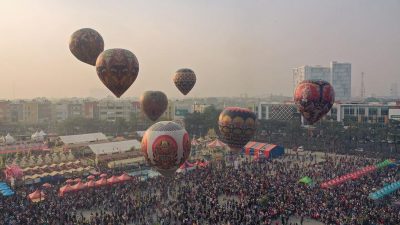 Warga Bekasi Antusias Saksikan Festival Balon Udara Wonosobo di Area Pasar Senggol SMB