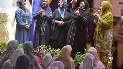 Relawan Emak-emak Sambangi Kediaman Siti Qomariyah