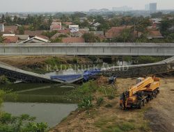 Jembatan Penghubung Kawasan Industri Jababeka Ambruk, Dua Pekerja Luka-luka