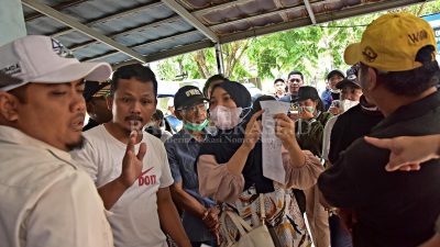 Puluhan Warga Geruduk Kantor Cabang Perumda TB