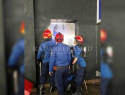 Setengah Jam Terjebak Dalam Lift