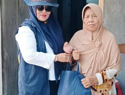 Siti Qomariyah Pantau Pembangunan Rumah Aspirasi Sembari Berbagi