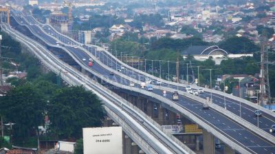 Puluhan Mobil Pecah Ban di Tol Layang MBZ