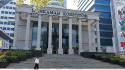 Hakim MK Cecar Ketua KPU Soal Verifikasi Syarat Pendidikan Gibran