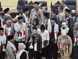 Anggota DPRD Bekasi Kompak Kenakan Syal Save Palestina saat Rapat Paripurna