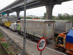 Tuntut Kenaikan UMK, Buruh Bekasi Blokir Jalan Sebabkan Kemacetan Panjang