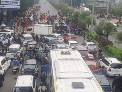 Tuntut Kenaikan UMK 2024, Massa Buruh Bertahan di Depan Kantor Disnaker Kota Bekasi