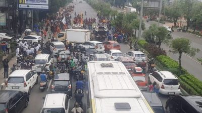 Tuntut Kenaikan UMK 2024, Massa Buruh Bertahan di Depan Kantor Disnaker Kota Bekasi