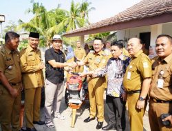 Pemkab Bekasi Serahkan Bantuan 16 Unit Traktor kepada Gapoktan