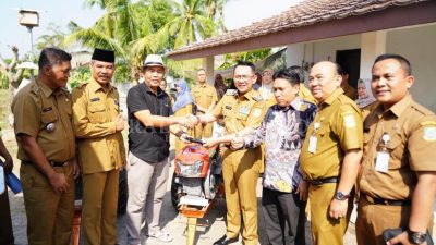 Pemkab Bekasi Serahkan Bantuan 16 Unit Traktor kepada Gapoktan