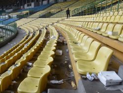 Sampah Kuasai Stadion Patriot