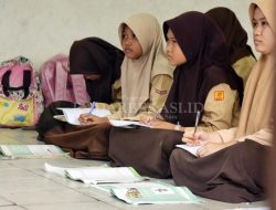 Siswa Belajar Tanpa Mebeler Masih jadi Permasalahan Serius
