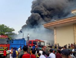 Gudang Plastik Bekas dan Kayu Terbakar Hebat di Kalibaru
