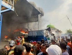 Ini Dugaan Penyebab Gudang Plastik dan Kayu Palet Terbakar di Kalibaru