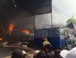Kerugian Akibat Gudang Plastik dan Kayu Terbakar Hebat di Kalibaru Ditaksir Rp 600 Juta