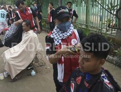 Cukur Rambut Sambil Beramal