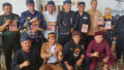 Ki Gatut Luncurkan Buku “Pisau Raut si Kecil yang Mempesona” di Bekasi
