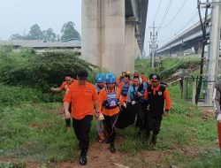 Tim SAR Gabungan Temukan Satu Korban Terseret Arus Saluran Air di Perumahan Taman Sentosa Bekasi   