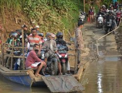Jembatan Babelan Bekasi Ditutup, Pengguna Eretan Meningkat