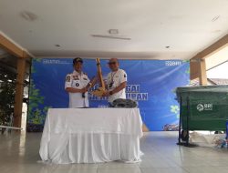 BRI KC Bekasi Juanda Bersih-bersih Kali Rawa Gabus hingga Menanam Pohon