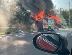 Mobil Elf Bertuliskan KONI Kota Bekasi Terbakar di Tol Cipali