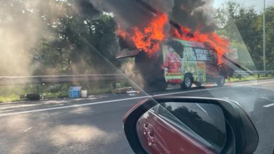Mobil Elf Bertuliskan KONI Kota Bekasi Terbakar di Tol Cipali