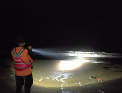 Mandi di Laut, Satu Keluarga Wisatawan Asal Tarumajaya Bekasi Terseret Ombak di Pantai Jetis Cilacap