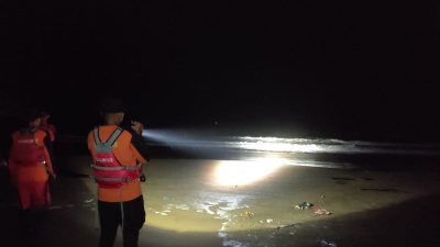 Mandi di Laut, Satu Keluarga Wisatawan Asal Tarumajaya Bekasi Terseret Ombak di Pantai Jetis Cilacap