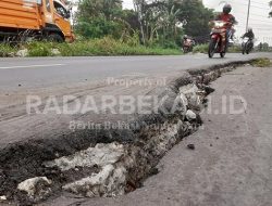 Jalan Inspeksi Kalimalang Rusak Ancam Keselamatan Pengendara Sepeda Motor