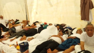 Jemaah Haji Asal Bekasi Tidur di Pelataran Maktab