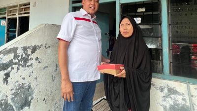 Bagikan Daging Matang, Tri Adhianto Pelopori Tradisi Baru Berkurban