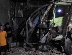 Sopir Ngantuk, Truk Kontainer Tabrak Mobil Box di Jalan Raya Sultan Agung   