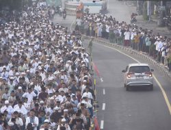 Salat Id Berlangsung Tertib Meski Jemaah Tumpah ke Jalan