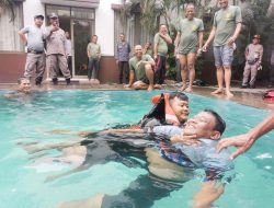 Linmas Cikarang Selatan Dilatih Selamatkan Korban Tenggelam