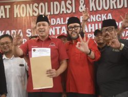 Tri Adhianto Terima Surat Tugas Bakal Calon Wali Kota Bekasi dari DPP PDIP, Rekomendasi Keluar Setelah Tentukan Pasangan   