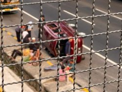 Mobil Pecah Ban di Tol Jakarta-Cikampek, Sepuluh Penumpang Luka-luka      