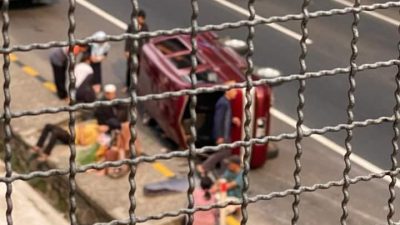 Mobil Pecah Ban di Tol Jakarta-Cikampek, Sepuluh Penumpang Luka-luka      