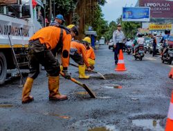 Jalan Rusak di Karangbahagia Cikarang Akhirnya Diperbaiki
