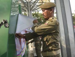 Satpol PP Pantau Pemasangan APK Balon Wali Kota Bekasi