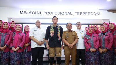 AHY Serahkan Belasan Sertipikat PTSL