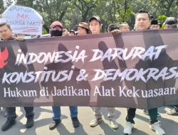 Massa Pendukung MK: DPR dan Presiden Jokowi Ugal-ugalan Membajak Demokrasi